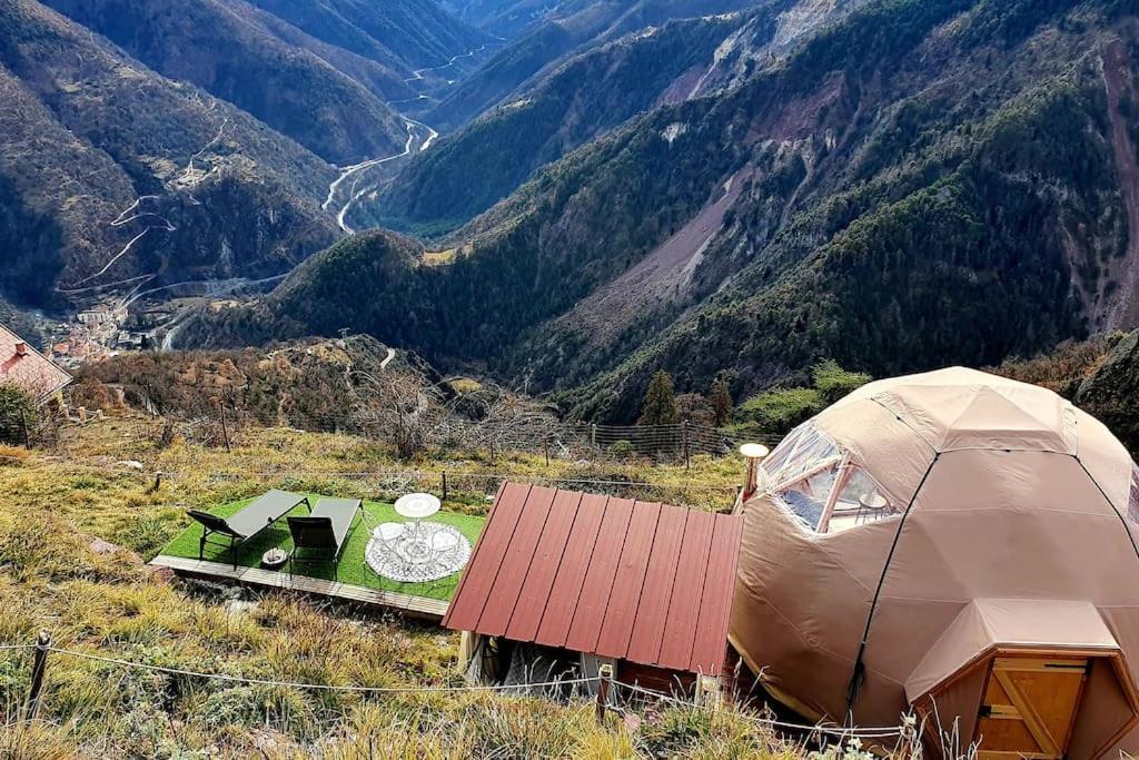 ホテル Les 3 Flocons Roure エクステリア 写真